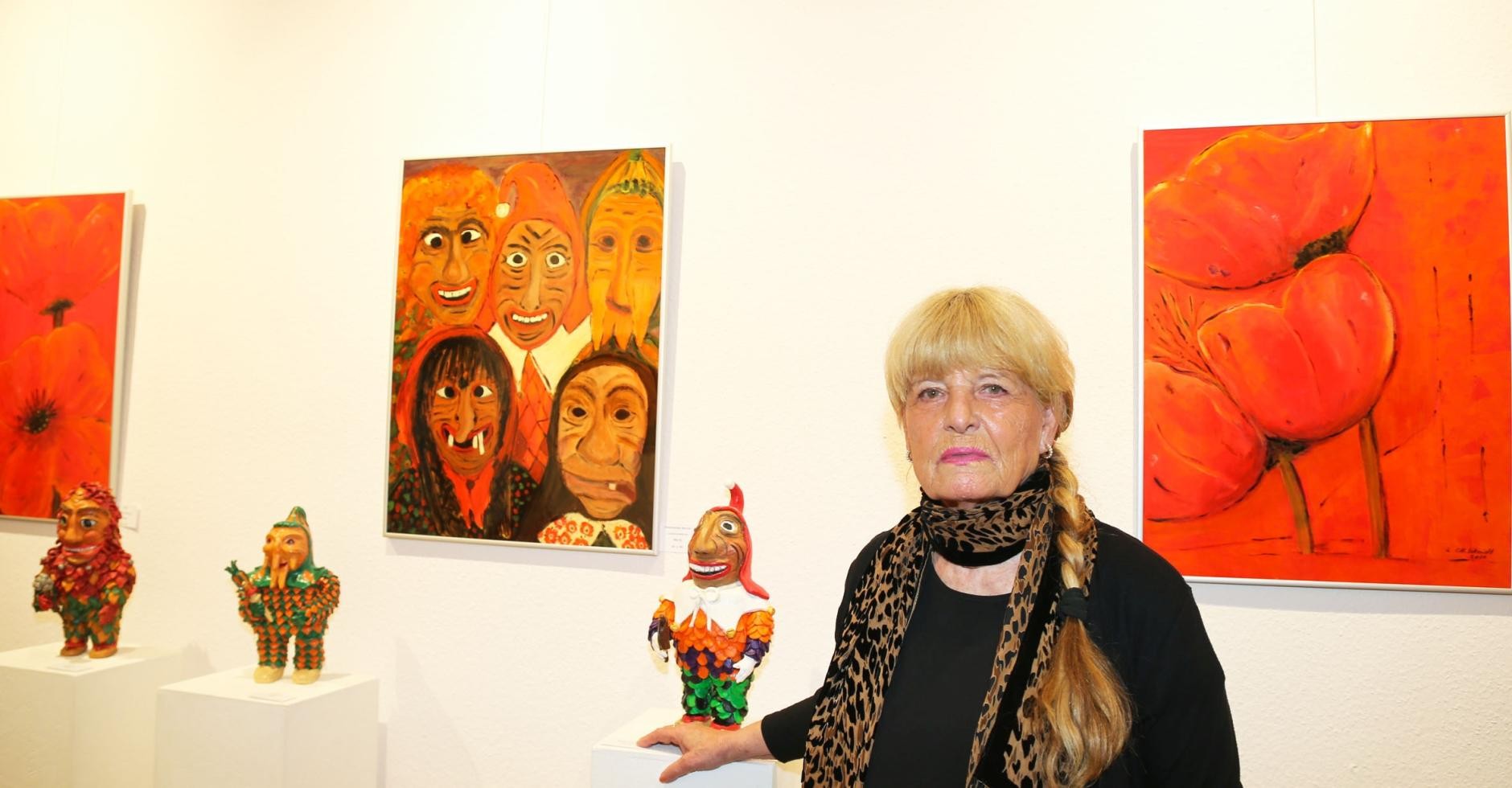 Künstlerin Christine Schmidt mit Werken "Lack und Keramik"