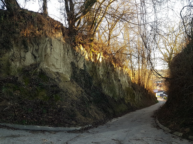 Blick vom Wegkreuz hinunter nach Weiler